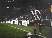 开云在线直播-英超争冠之夜，克莱关键回合不手软，当绿茵场与硬木地板共振