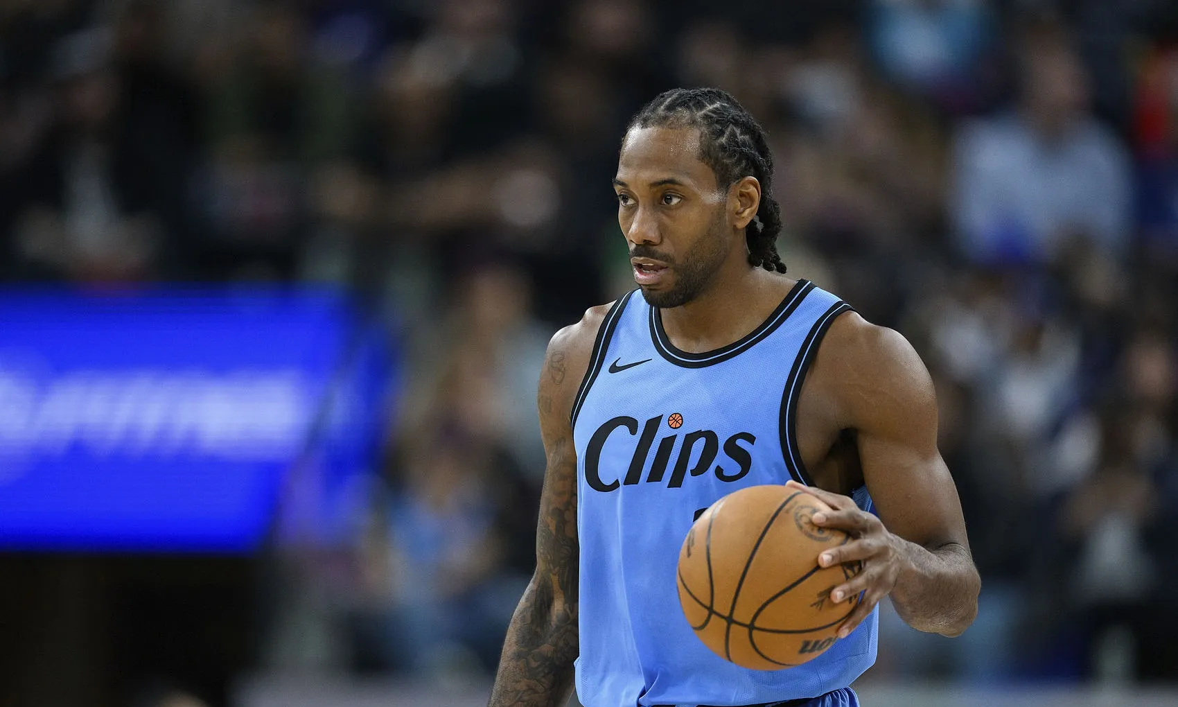 黄蜂逆转波兰男篮，伦纳德送出助攻