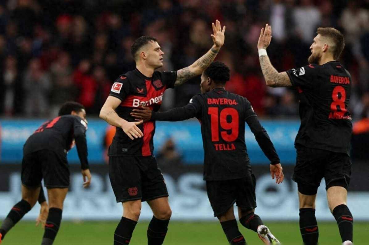 包含勒沃库森击败霍芬海姆，登顶积分榜的词条