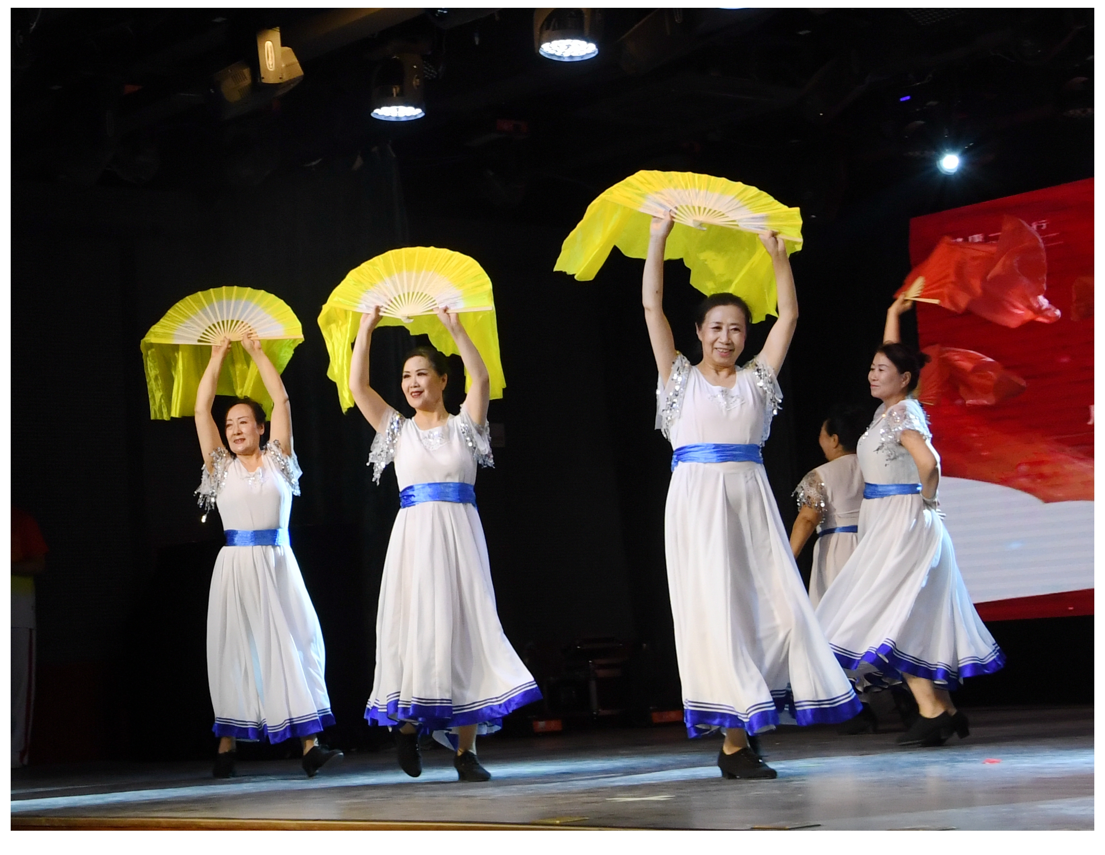 欢呼悲叹之间，比赛场上灿烂绽放