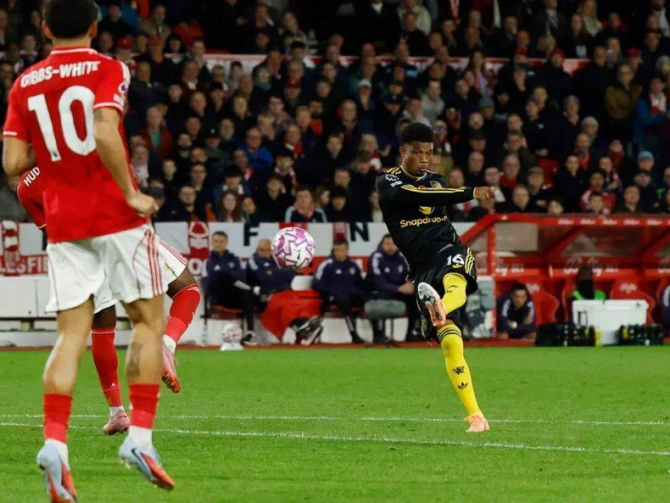 关于曼联阵容整体崩盘，球队形势严峻的信息