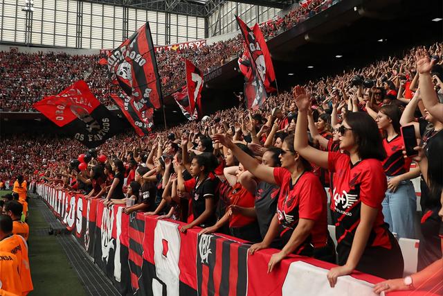 关于世界各地球迷热情支持自己喜爱的球队的信息