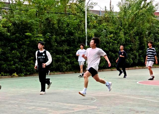 体育竞技场上的激情燃烧，球员们敢于拼搏的简单介绍