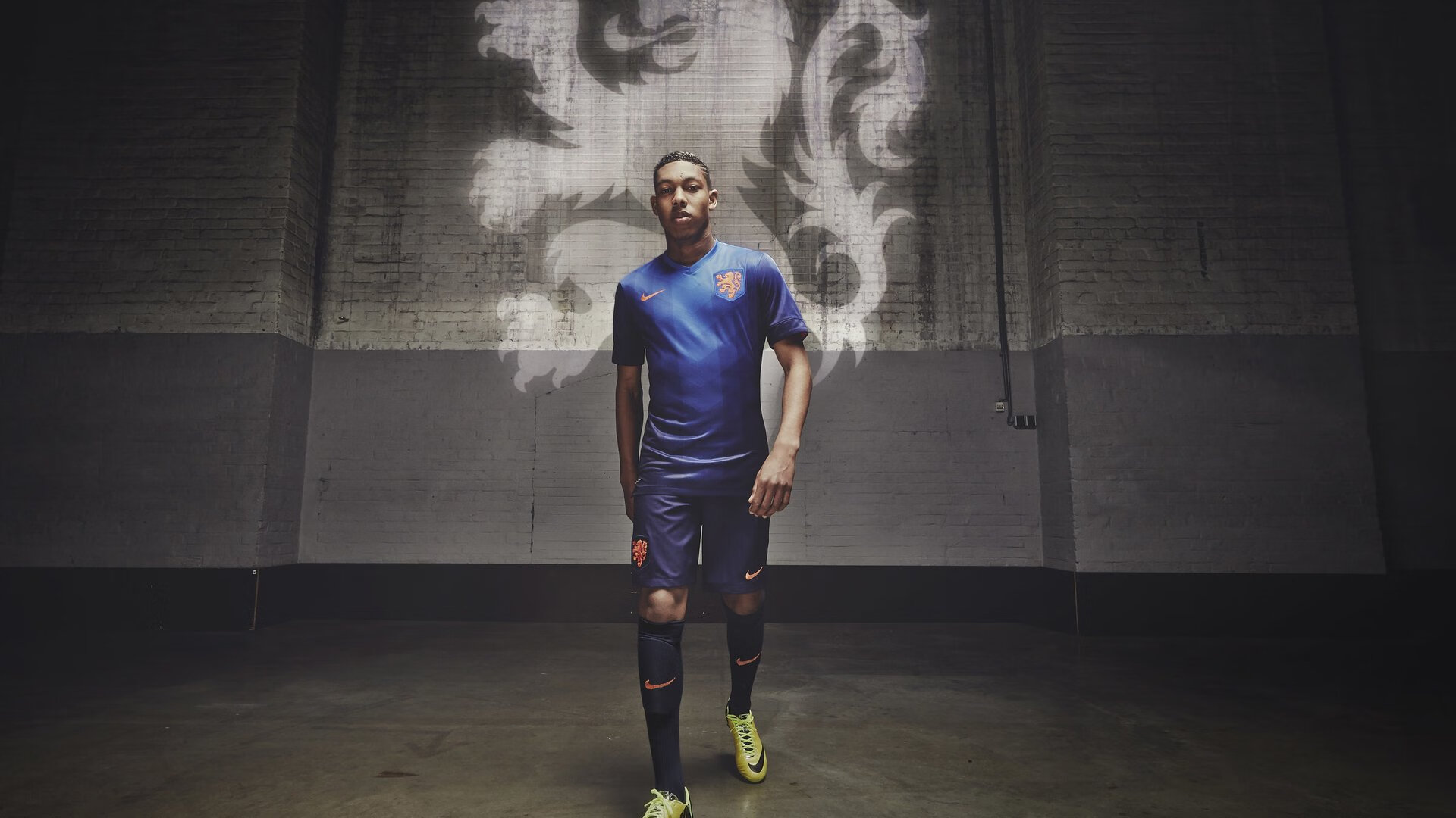 年度焦点之战之夜，莱万末节接管比赛